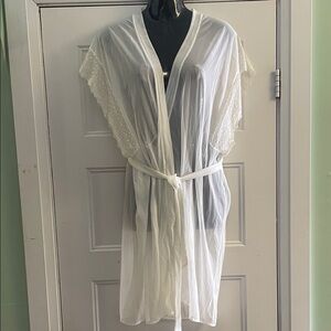 NEW La Vie En Rose White Lace Robe